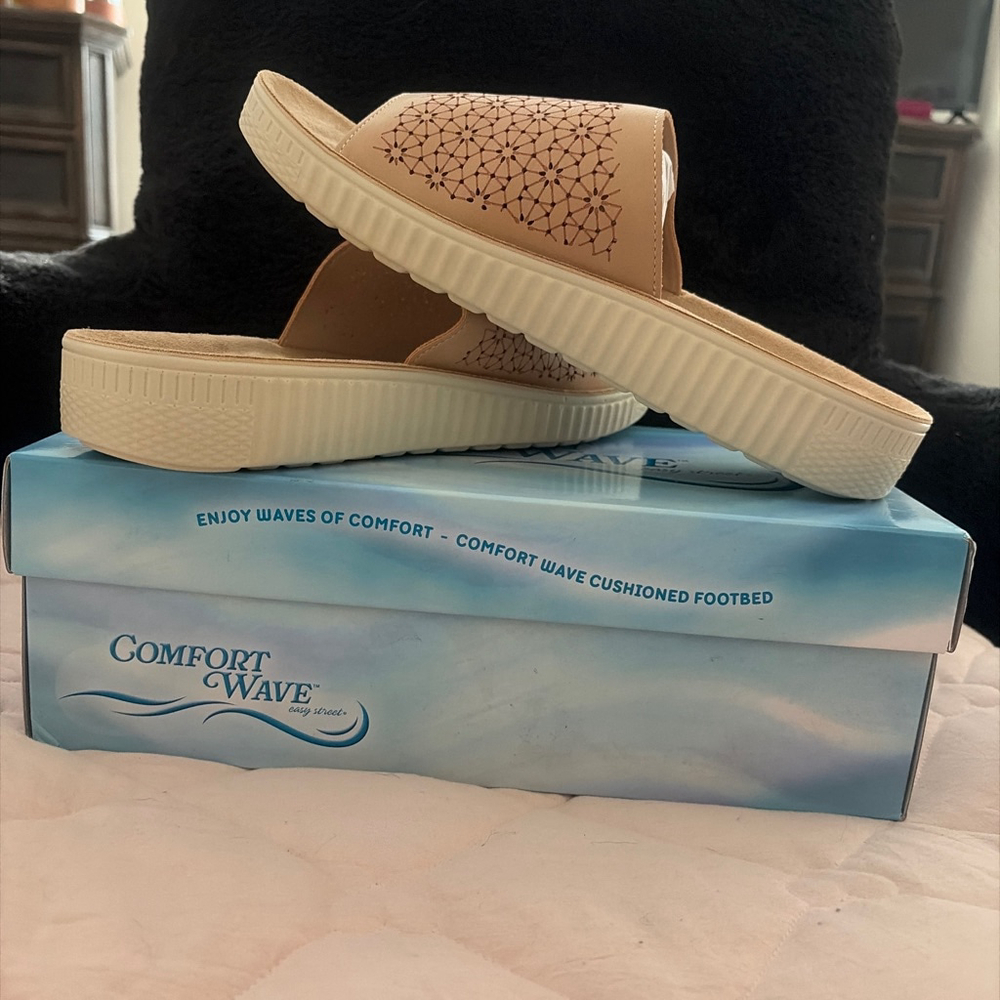 Women's Comfort Wave Beige Sandals Size 9